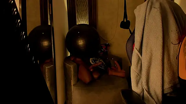 Snapshot of selene_red_ chatting on 10/20/25, 03:45 selene red  online show from 10/20/25, 03:45