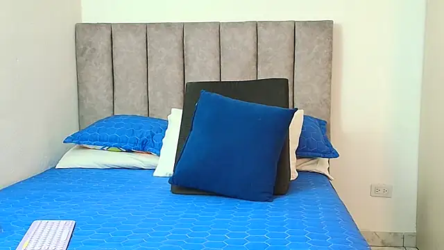 karina lewis  online show from 09/11/25, 04:23