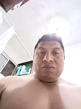 Snapshot of Riatatuil chatting on 10/17/25, 08:39 Riatatuil online show from 10/17/25, 08:39