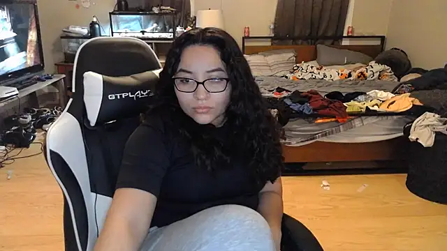 Snapshot of Elliewgfs chatting on 12/15/24, 01:13 Elliewgfs online show from 12/15/24, 01:13