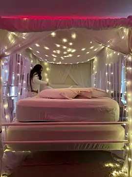 Snapshot of 18petitewhitegirl chatting on 02/20/25, 09:53 18petitewhitegirl online show from 02/20/25, 09:53