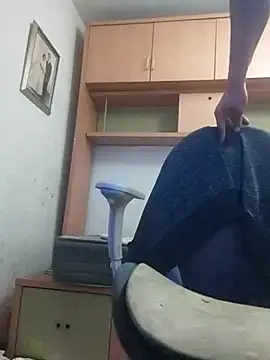 Snapshot of skrigul12 chatting on 11/15/25, 04:47 skrigul12 online show from 11/15/25, 04:47