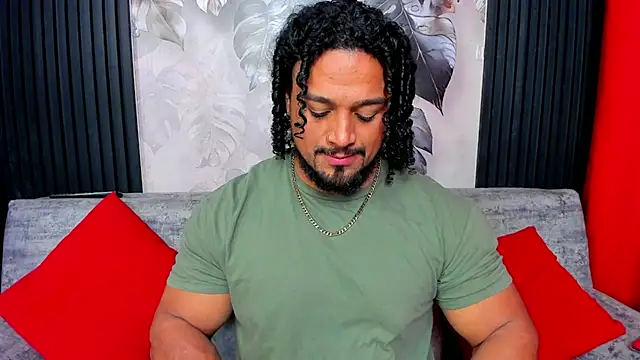 Snapshot of MikeEstevess chatting on 04/16/26, 04:46 MikeEstevess online show from 04/16/26, 04:46