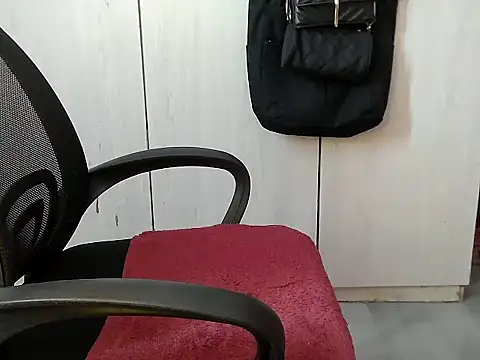 Snapshot of Destiny_Desire chatting on 10/04/25, 10:57 Destiny Desire online show from 10/04/25, 10:57