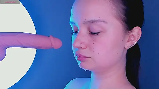 Snapshot of bitchpeace_ chatting on 04/18/26, 04:44 bitchpeace online show from 04/18/26, 04:44