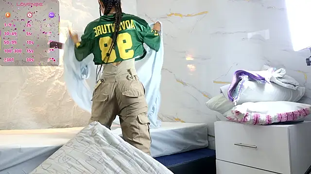 zorravioletta1 online show from 12/18/25, 12:11