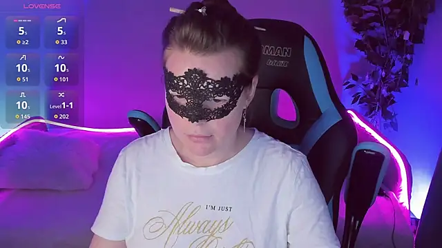 Snapshot of Sexy-Housewife chatting on 09/25/25, 06:55 Sexy-Housewife online show from 09/25/25, 06:55