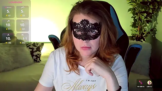 Snapshot of Sexy-Housewife chatting on 10/31/25, 07:26 Sexy-Housewife online show from 10/31/25, 07:26