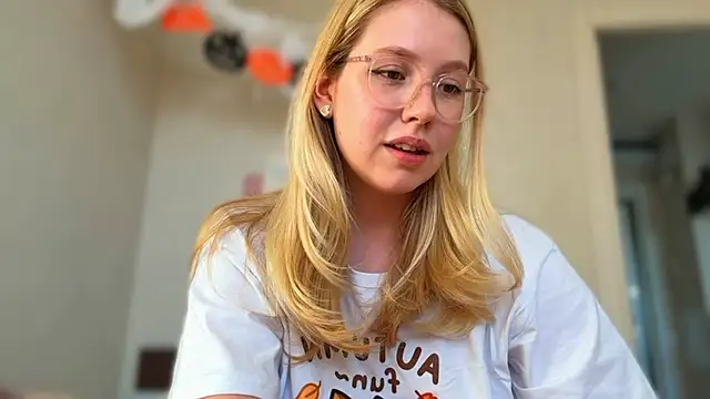 HoneyAudrey online show from 10/16/25, 03:07