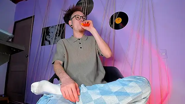 Snapshot of MrShaggy chatting on 02/10/25, 09:15 MrShaggy online show from 02/10/25, 09:15