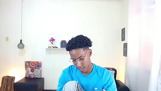 maiki18  online show from 03/19/25, 08:00