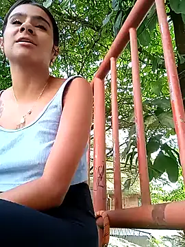 Snapshot of Leslly_ chatting on 12/14/24, 10:34 Leslly  online show from 12/14/24, 10:34