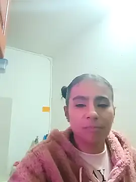 Snapshot of Leslly_ chatting on 02/15/25, 11:17 Leslly  online show from 02/15/25, 11:17