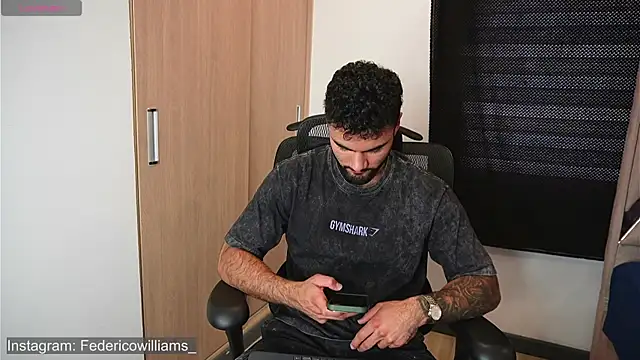 Snapshot of Derek_w chatting on 11/14/25, 07:45 Derek w online show from 11/14/25, 07:45