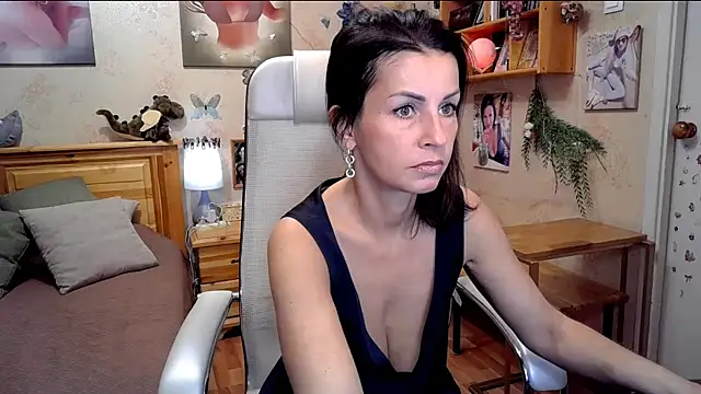 Snapshot of Kendra_Mom chatting on 10/24/25, 07:49 Kendra Mom online show from 10/24/25, 07:49