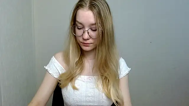 Snapshot of cindi_hot chatting on 11/08/25, 10:26 cindi hot online show from 11/08/25, 10:26