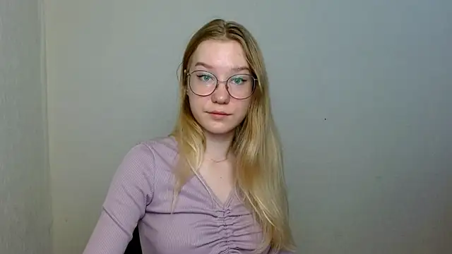 Snapshot of cindi_hot chatting on 11/15/25, 09:39 cindi hot online show from 11/15/25, 09:39