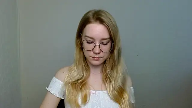 Snapshot of cindi_hot chatting on 11/19/25, 08:14 cindi hot online show from 11/19/25, 08:14