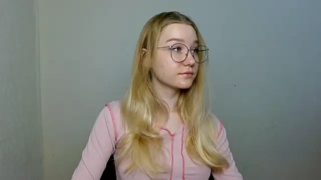 Snapshot of cindi_hot chatting on 11/23/25, 10:59 cindi hot online show from 11/23/25, 10:59