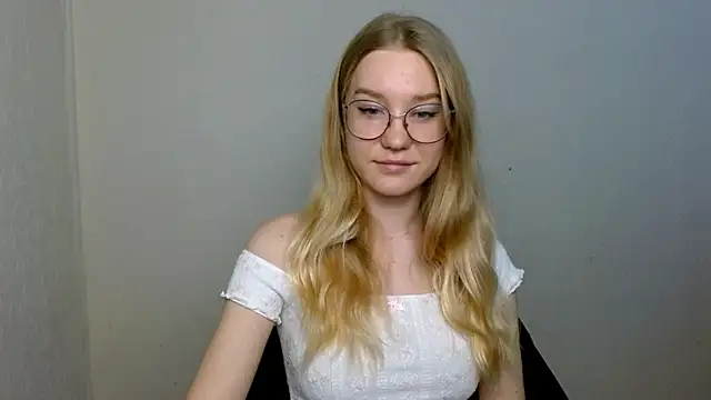 Snapshot of cindi_hot chatting on 11/24/25, 03:23 cindi hot online show from 11/24/25, 03:23