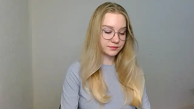 Snapshot of cindi_hot chatting on 12/19/25, 10:44 cindi hot online show from 12/19/25, 10:44