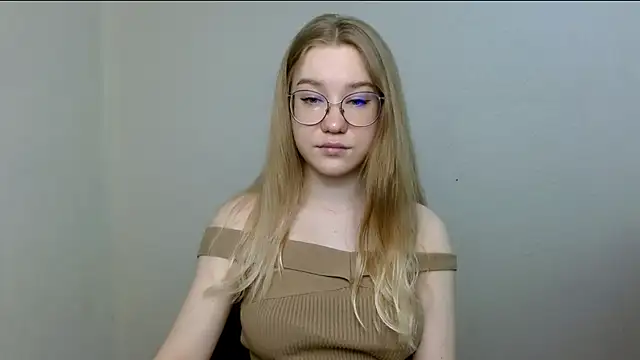 Snapshot of cindi_hot chatting on 04/22/26, 11:23 cindi hot online show from 04/22/26, 11:23