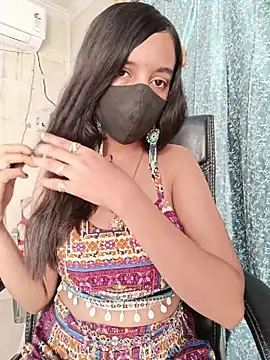 Snapshot of Parinaaz18 chatting on 05/18/26, 01:13 Parinaaz18 online show from 05/18/26, 01:13