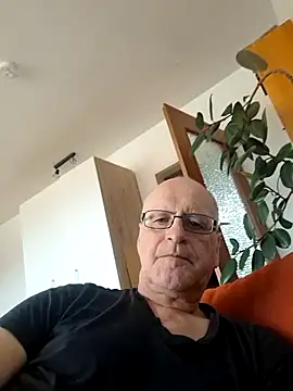 Snapshot of Milkasahne64 chatting on 10/18/25, 08:37 Milkasahne64 online show from 10/18/25, 08:37