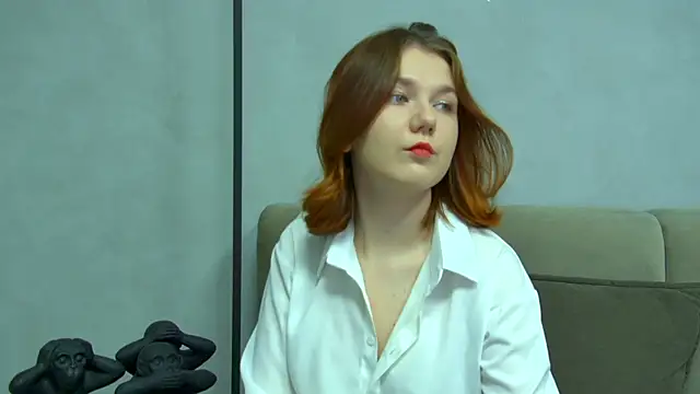 Snapshot of LessySmith chatting on 04/11/26, 04:11 LessySmith online show from 04/11/26, 04:11