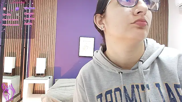 Snapshot of alina_martinelli chatting on 02/01/25, 11:43 alina martinelli online show from 02/01/25, 11:43