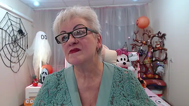 KayleSmoll online show from 10/31/25, 07:48