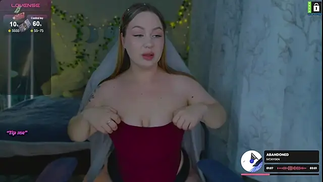 Snapshot of -LinaLove- chatting on 12/13/25, 08:47 -LinaLove- online show from 12/13/25, 08:47