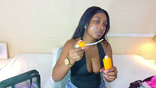 Snapshot of Shamiraa_moore chatting on 10/18/25, 01:45 Shamiraa moore online show from 10/18/25, 01:45