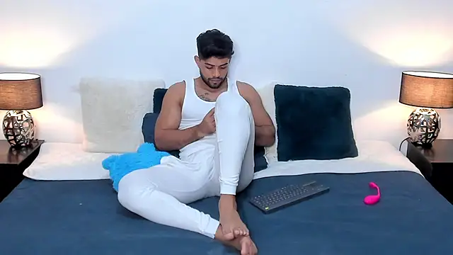 Snapshot of Luciano_and_Marlon chatting on 12/27/24, 08:07 Luciano and Marlon online show from 12/27/24, 08:07