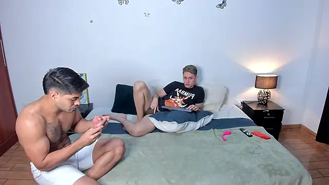 Snapshot of Luciano_and_Marlon chatting on 02/26/25, 01:52 Luciano and Marlon online show from 02/26/25, 01:52