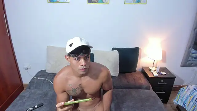 Snapshot of Luciano_and_Marlon chatting on 09/17/25, 12:40 Luciano and Marlon online show from 09/17/25, 12:40