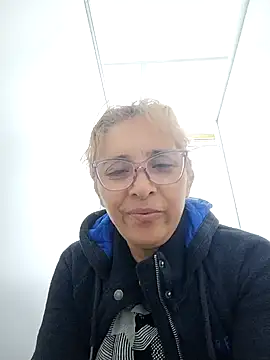 Snapshot of leona- chatting on 01/08/25, 10:59 leona- online show from 01/08/25, 10:59