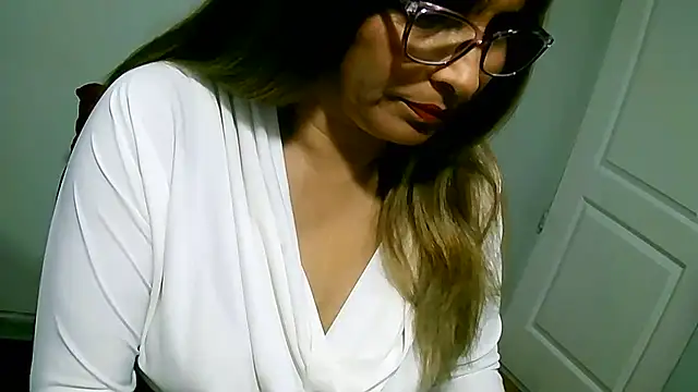 Snapshot of leona- chatting on 09/21/25, 12:34 leona- online show from 09/21/25, 12:34