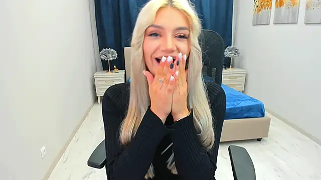 Snapshot of SelenaeMoore chatting on 01/08/25, 11:32 SelenaeMoore online show from 01/08/25, 11:32