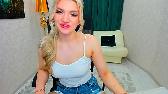 Snapshot of SelenaeMoore chatting on 02/09/25, 12:17 SelenaeMoore online show from 02/09/25, 12:17