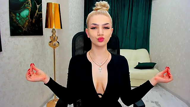 Snapshot of SelenaeMoore chatting on 02/24/25, 07:19 SelenaeMoore online show from 02/24/25, 07:19