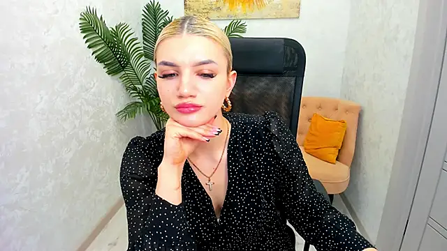 Snapshot of SelenaeMoore chatting on 03/13/25, 02:44 SelenaeMoore online show from 03/13/25, 02:44