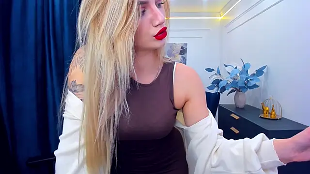 Snapshot of SelenaeMoore chatting on 09/18/25, 03:52 SelenaeMoore online show from 09/18/25, 03:52