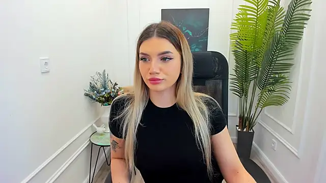 Snapshot of SelenaeMoore chatting on 10/05/25, 07:45 SelenaeMoore online show from 10/05/25, 07:45