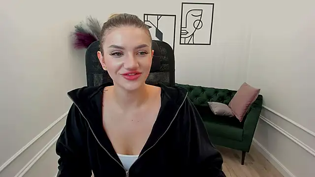 Snapshot of SelenaeMoore chatting on 10/08/25, 03:26 SelenaeMoore online show from 10/08/25, 03:26