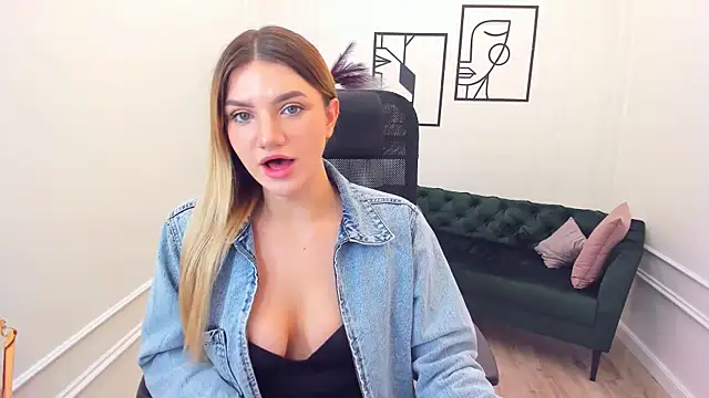 Snapshot of SelenaeMoore chatting on 10/12/25, 08:08 SelenaeMoore online show from 10/12/25, 08:08