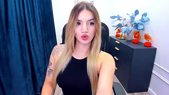 Snapshot of SelenaeMoore chatting on 10/13/25, 07:36 SelenaeMoore online show from 10/13/25, 07:36