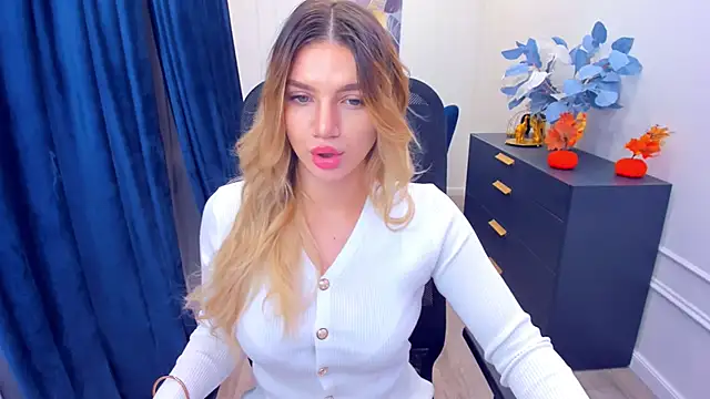 Snapshot of SelenaeMoore chatting on 10/16/25, 03:40 SelenaeMoore online show from 10/16/25, 03:40