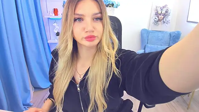 Snapshot of SelenaeMoore chatting on 10/21/25, 03:29 SelenaeMoore online show from 10/21/25, 03:29