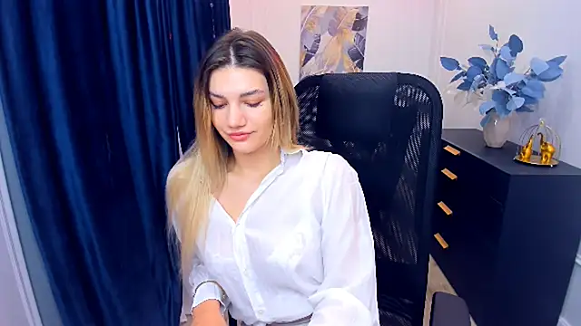 Snapshot of SelenaeMoore chatting on 11/11/25, 03:39 SelenaeMoore online show from 11/11/25, 03:39